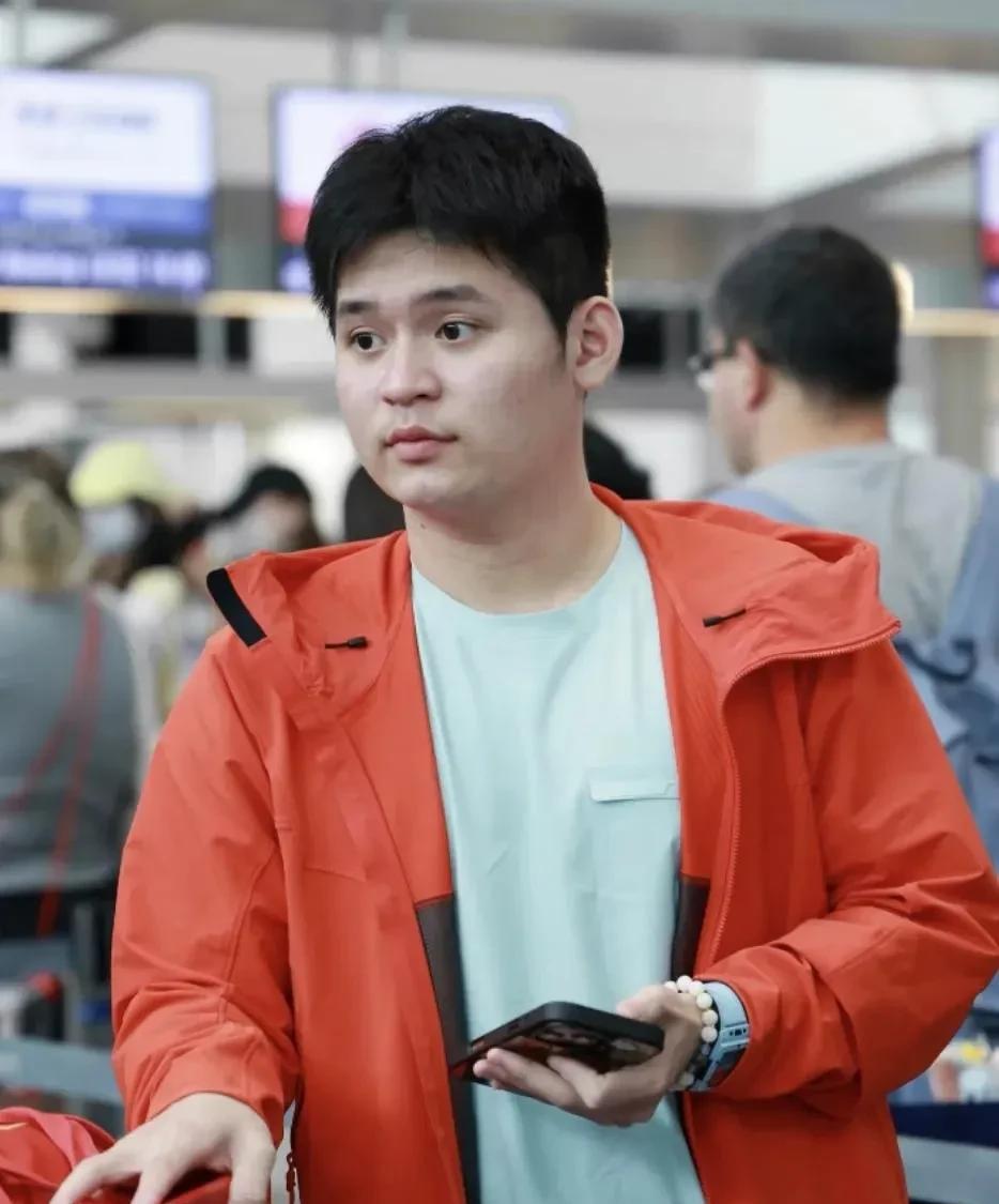 林诗栋又上热搜了
不是他晋级男单八强
也不是他身兼三项，而是
他下一轮的对手又是