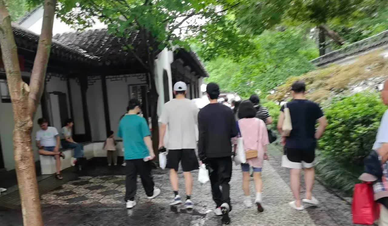路人曝光上个月在苏州偶遇樊振东与潘展乐、盛李豪三人同游拙政园！路人也是偶然遇到，