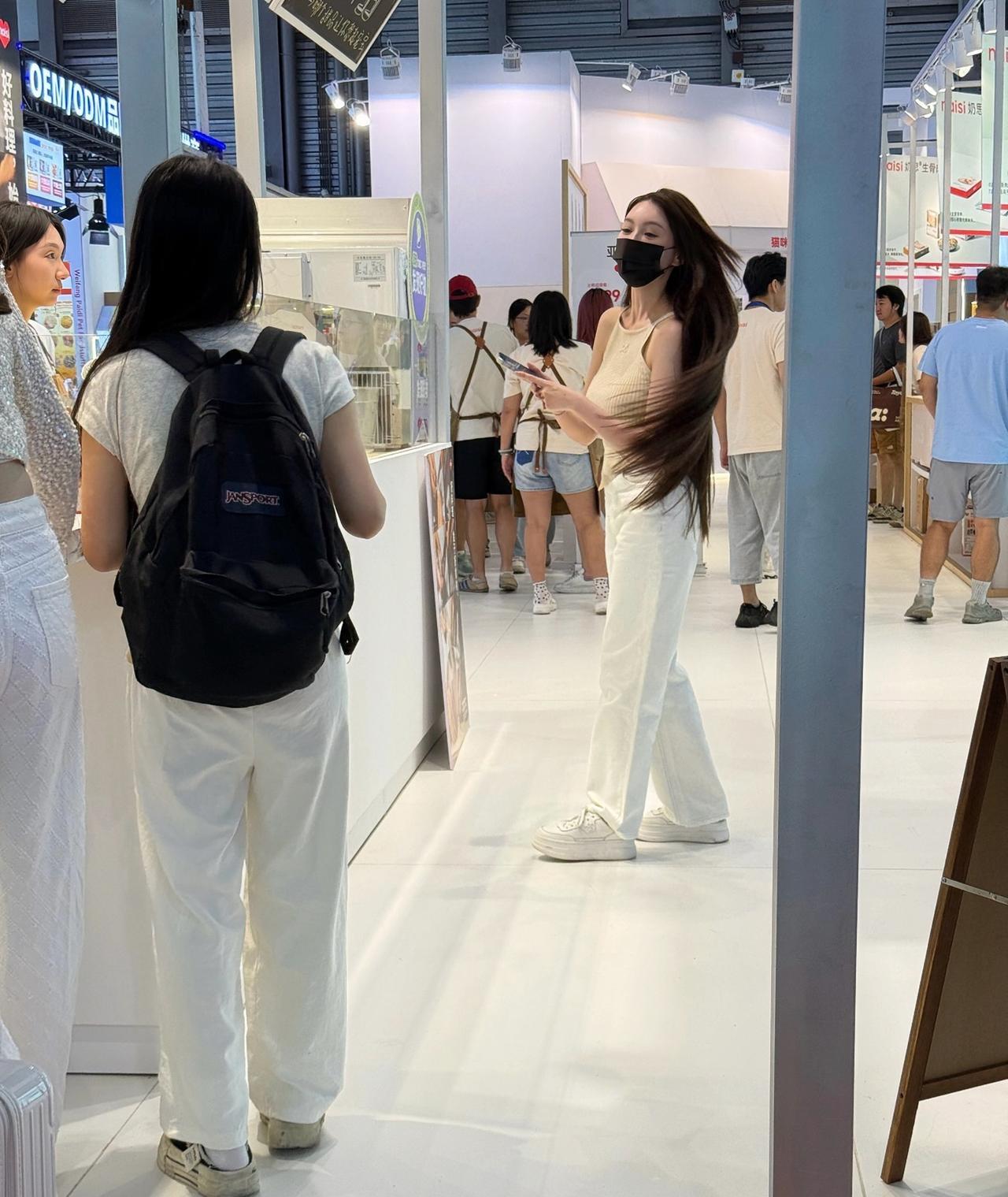 8月20日，有位网友在上海某宠物展偶遇叶珂，长发飘飘的她，好漂亮啊。
叶珂带着助