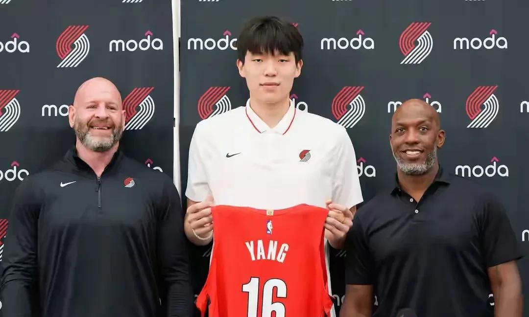 杨瀚森携新球衣亮相媒体发布会！
杨瀚森已经抵达波特兰，开拓者球队也为杨瀚森举行了