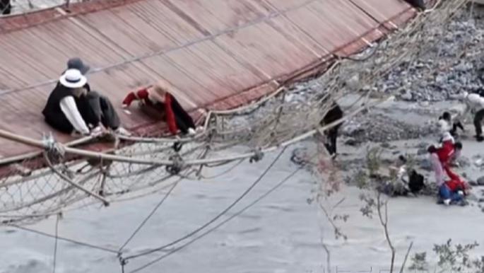 前一秒嘻嘻哈哈，下一秒冰河挣扎！网红桥断裂真相太打脸