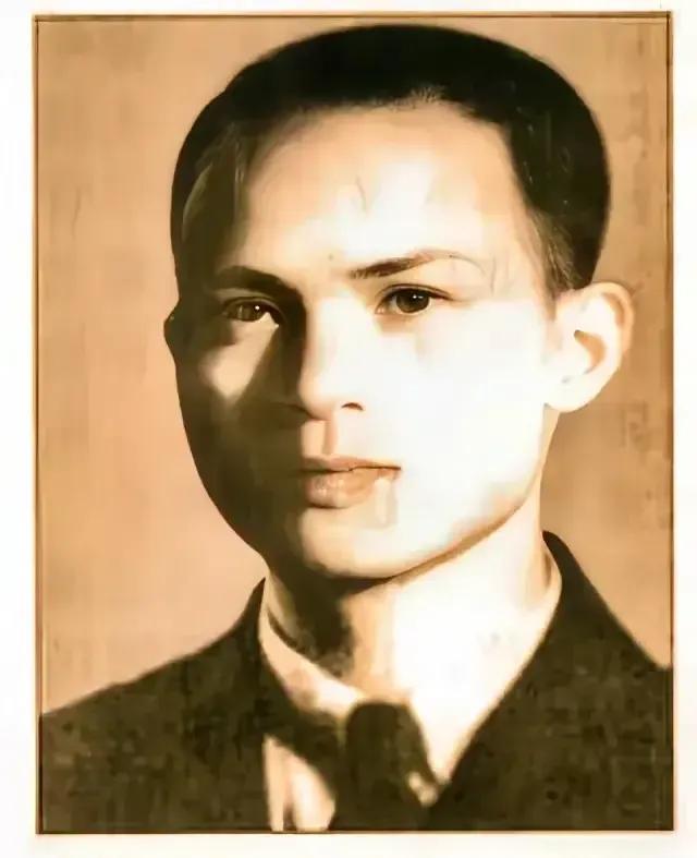 1945年，1个日本特务头子，带了1个日本兵，在码头观察船只，这时，一艘快艇开了