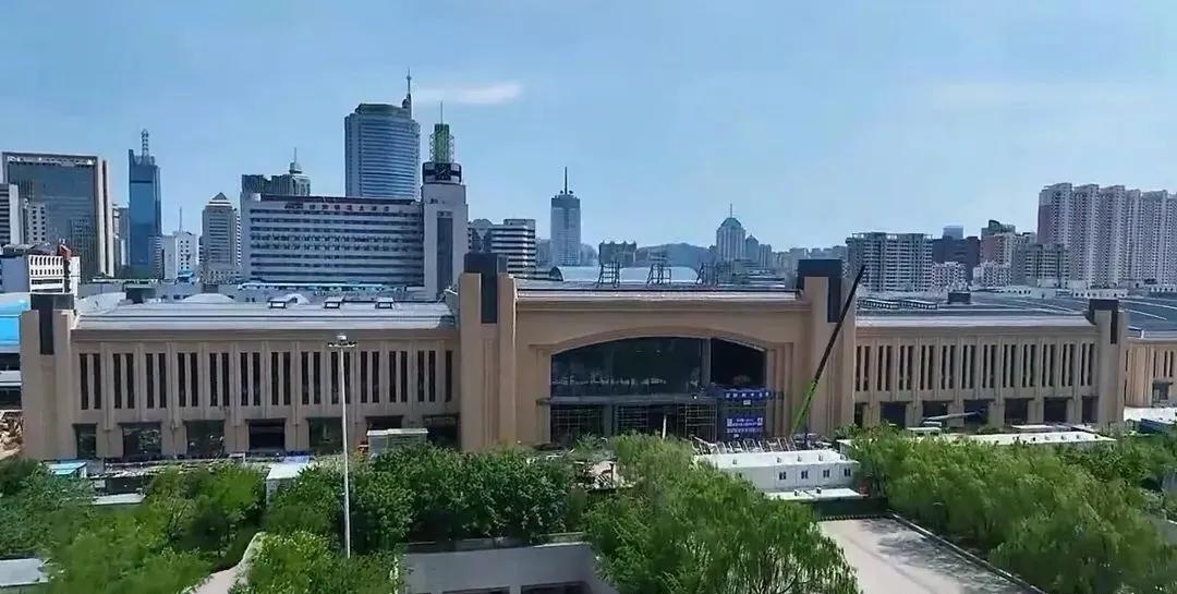 都超过十年了，济南火车站北站房终于快完工了，预计今年年底就能投入使用。
从现场图