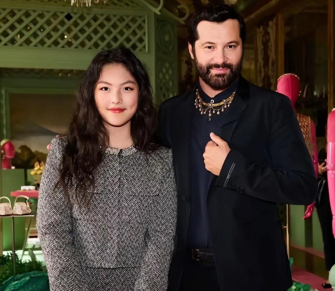 真的想不通，明明是一个小女孩，母亲却要把她打扮成一副贵妇样。
还要让她保持着笑不