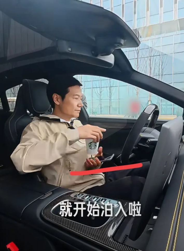 万万没想到雷军开小米su7去工厂上班的视频，竟然当着几百万粉丝的面，给星巴克打广