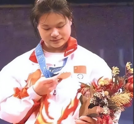 她是中国的奥运冠军，2003年退役后，却选择将所有的金牌卖掉进行公益捐款。谁知道