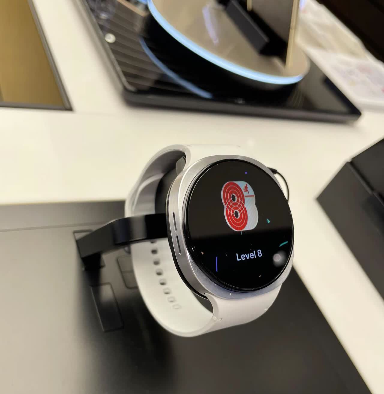 三星Z Flip7除了轻薄外观之外，折痕做的也不错，感觉比上一代更浅一些！续航也