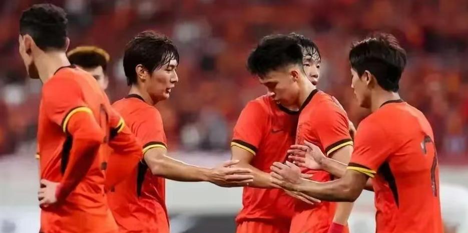 中国队出线啦！太棒了！中国 U22 国青和澳大利亚 0 比 0 握手言和，双方携