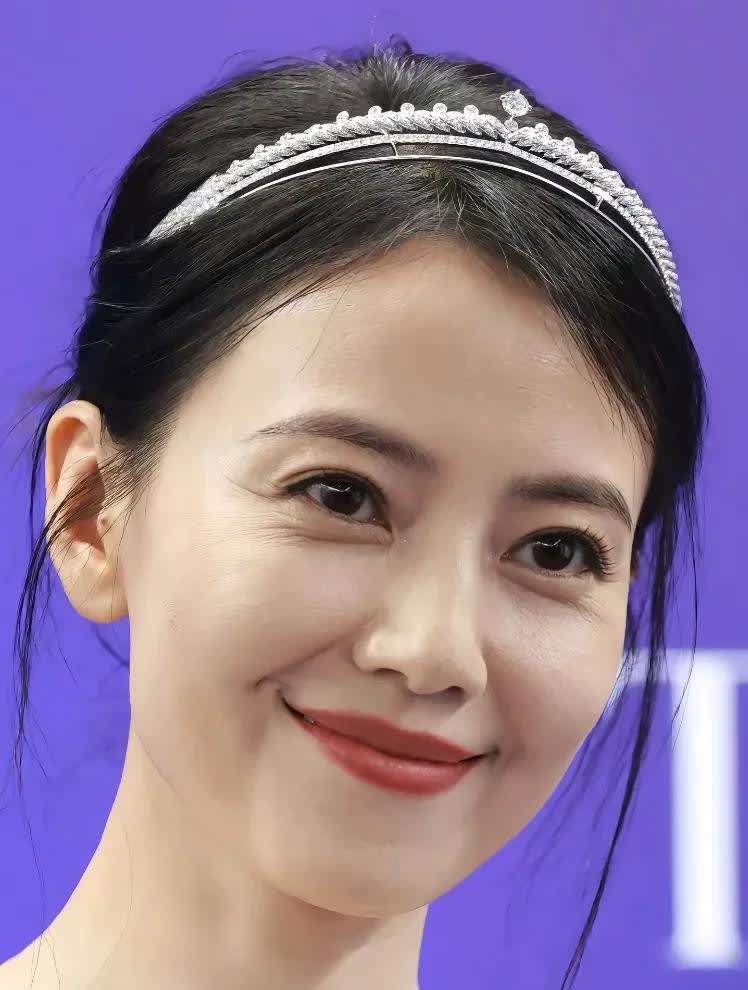 高圆圆生图曝光，眼角细纹、法令纹清晰可见。

可当她笑起来，却十分温暖。在医