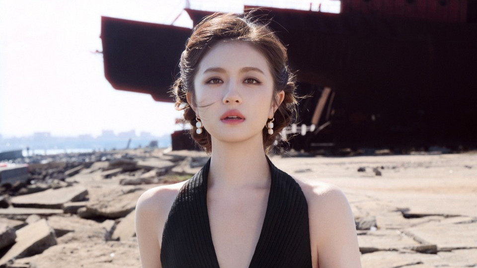 李兰迪深 V 黑裙美得惊人，废墟里的绝美黑玫瑰！