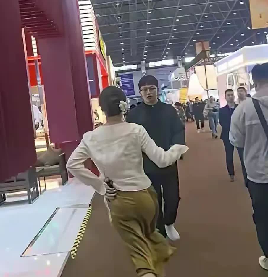 看看盼盼在转场时奔跑的样子，真不愧是“风一样的女人”！
作为与辉同行这次海南消
