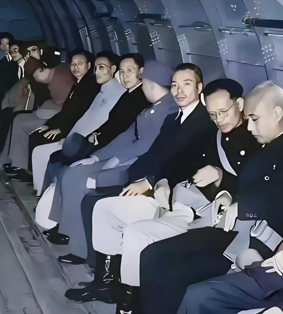 这张照片拍摄于1949年，国民党乘坐专机败退台湾的珍贵留影，仔细看这些人估计都是