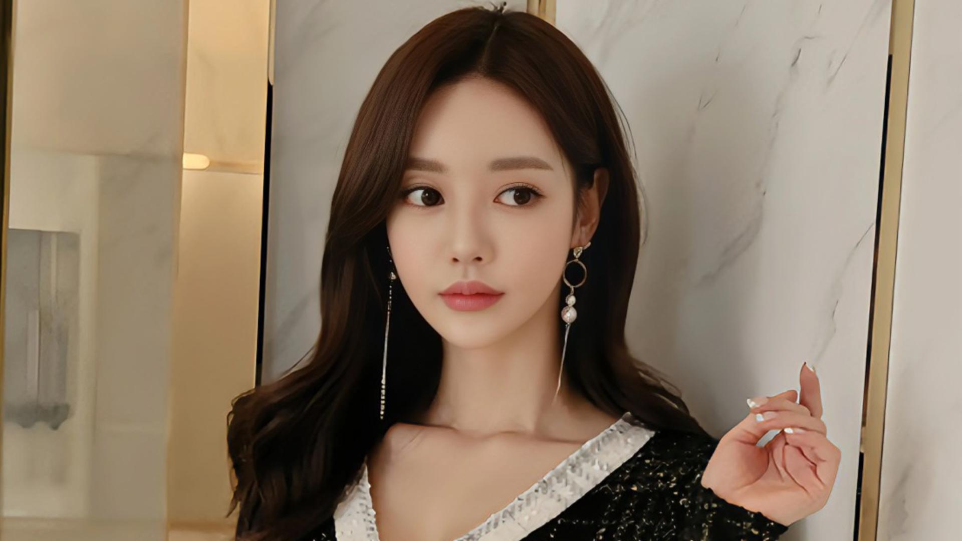 水雾氤氲绕指柔，玉足轻点月华流，回眸一笑惹人醉，冰肌玉骨初现羞