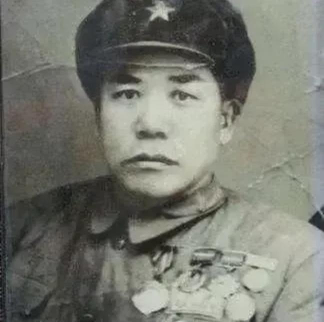 1955年，授衔大会上，毛主席指着名单问，那个凭一把大刀，砍杀27个鬼子的‘军中