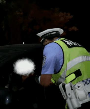 女子吃几个荔枝，被测出酒驾！



这让人难以置信的一幕发生在回家的路上。参加完