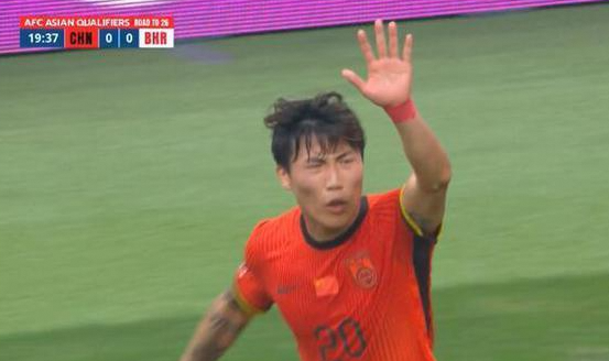 谢文能角球两次出界 国足战术被指不如苏超