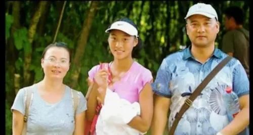 那些年，郑钦文还没打出来，赚不到钱，她爸爸就卖掉了武汉的房子，她妈妈开着小车带着