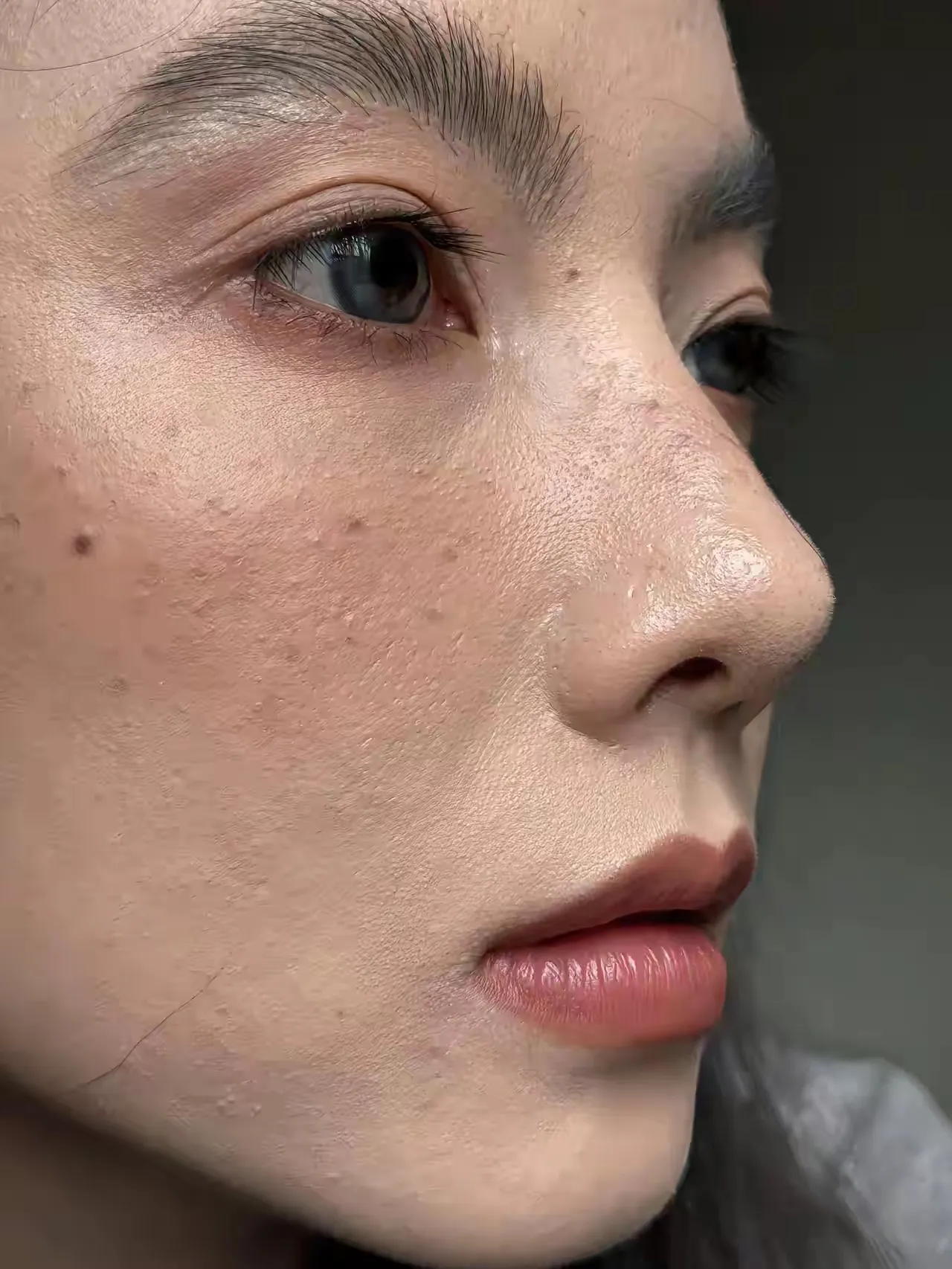 素颜五官很耐看，大家能猜出来是哪个明星吗？