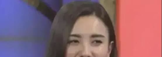 一次拍戏，张嘉译高兴的对宋佳说：“咱俩又合作了。”宋佳嘴一撇说道：“我最不想跟你