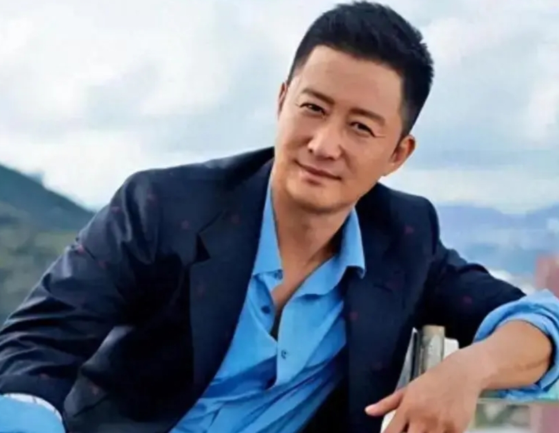 吴京近期被集中黑的逻辑

首先，舆论发酵点是吴京出品的《再见，坏蛋》票房口碑不佳