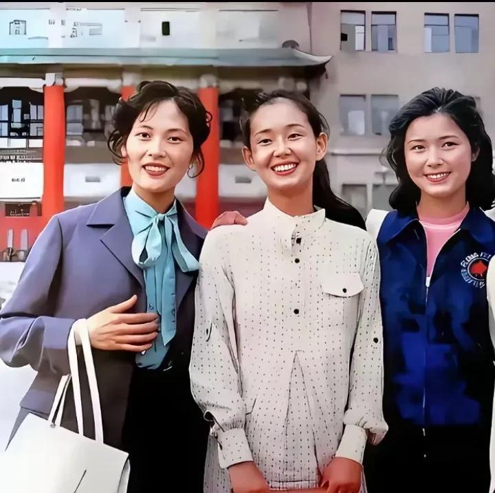 如果能把这三个全认出来的，至少也得70岁以上的老影迷了。
这是80年代长春地质宫