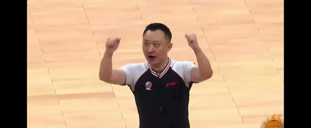我媳妇从来不看CBA，昨晚看后，气的大骂:这那是打球，这不是打架吗，而且下手还那