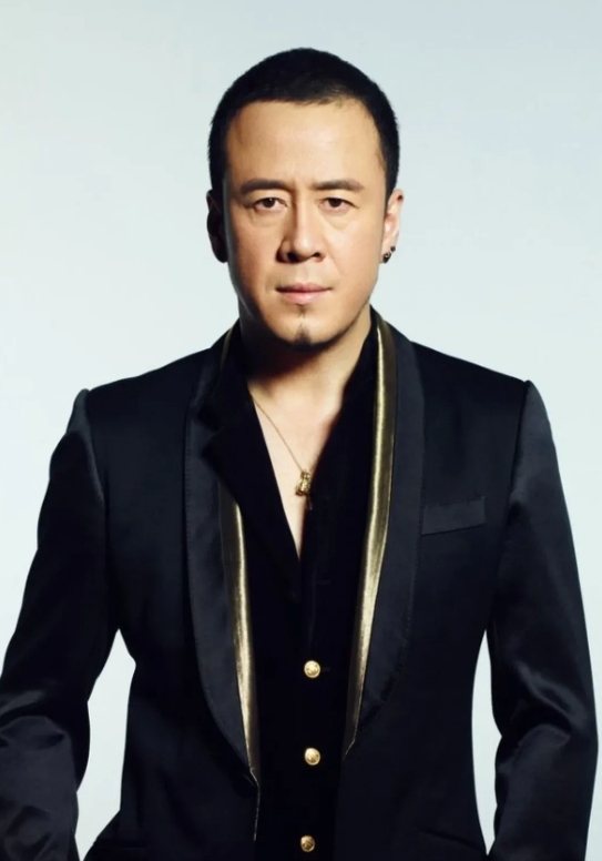 有一次，杨坤被问：“你觉得李宇春和张靓颖谁的唱功最好？”杨坤想都没想就说：“李宇