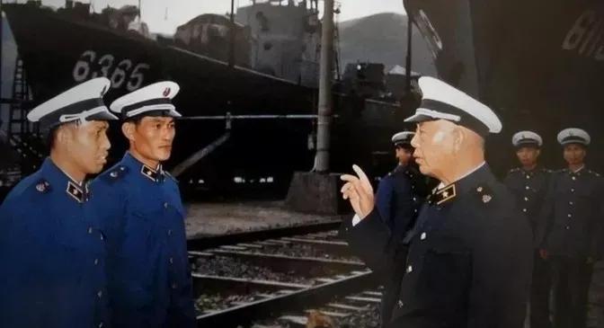 1996年6月，刘华清在河南视察，留影，永恒的回忆！