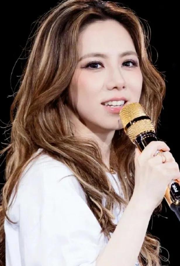 印象里，歌手重录旧歌，多是为了情怀，或是优化下编曲。可邓紫棋重录旧歌，背后藏着长