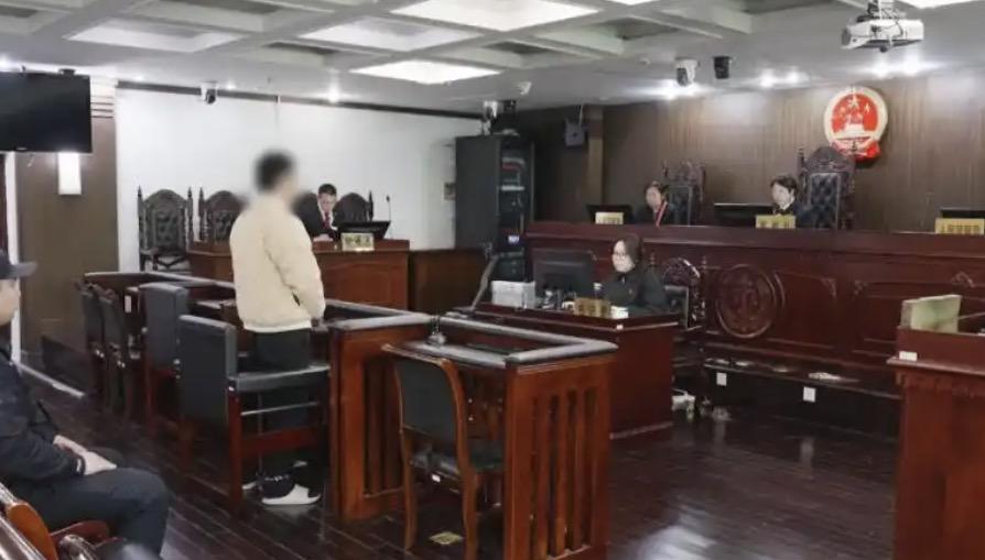在网上谈了6年的女朋友，为其花钱高达60多万，没想到对方竟然是男的，而且还是自己