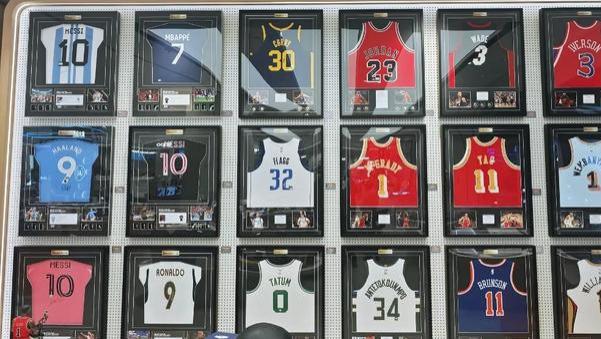 胖东来新店售卖球星签名球衣，最贵的乔丹战袍标价13.8万