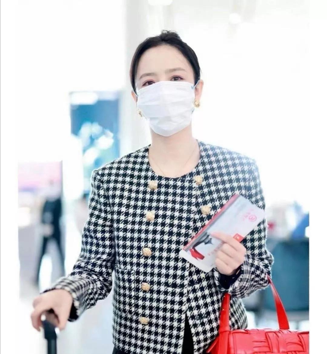 佟丽娅的这组照片，首先被她的口罩吸引了，口罩是普通口罩，但是竟然可以遮住她大半张