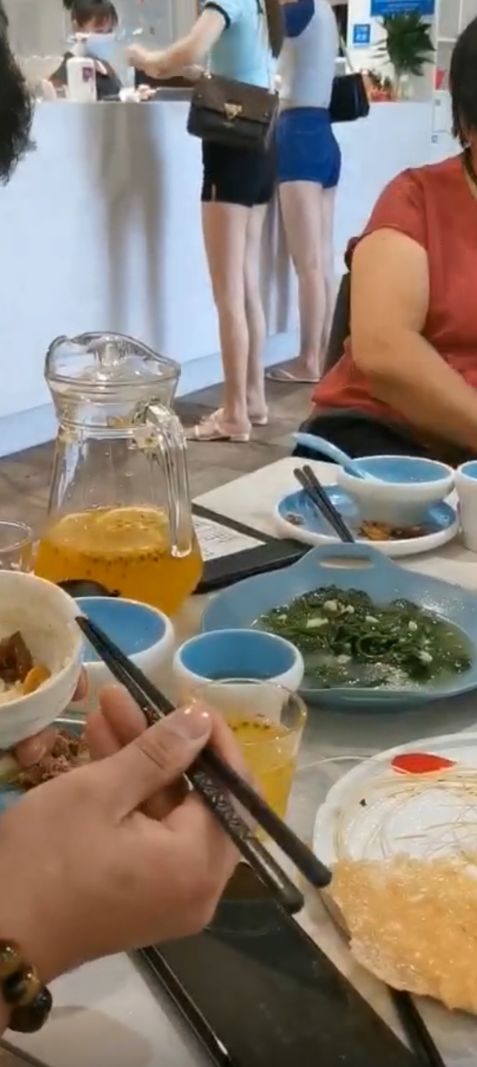 来这里吃米饭都是一粒一粒的吃!