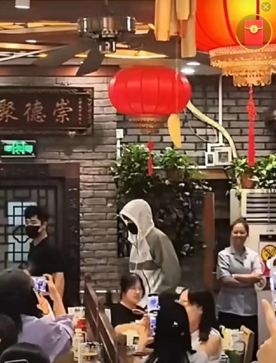 楚钦老师又去魏桥吃饭了
今天楚钦老师和小牛、草莓熊一起去魏桥饭店吃饭，楚钦老师经