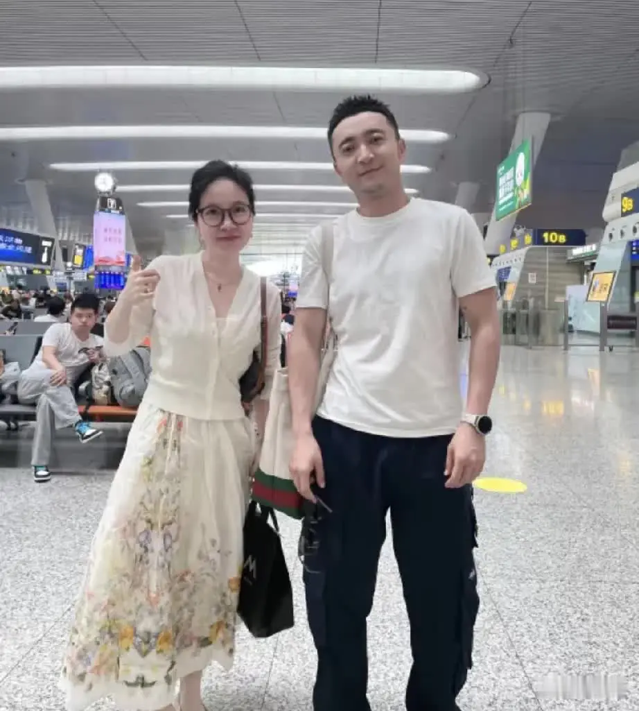 哇塞，照片右边这个风流倜傥，才华横溢，出口成章的不就是凭借《开门大吉》走红的央视