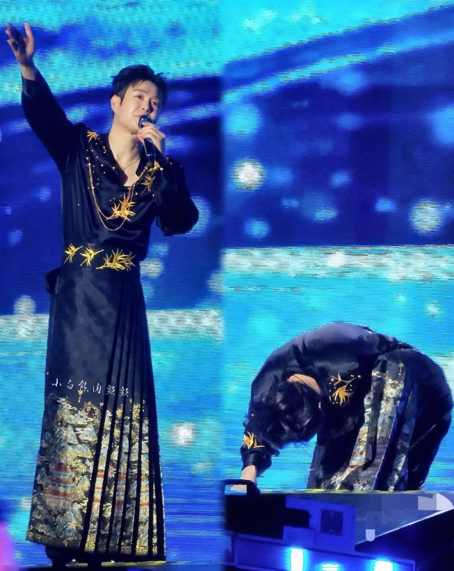 一觉睡醒，
小沈阳真的是太后悔了

原以为开个演唱会是好事，结果瑕疵太多，下跪道
