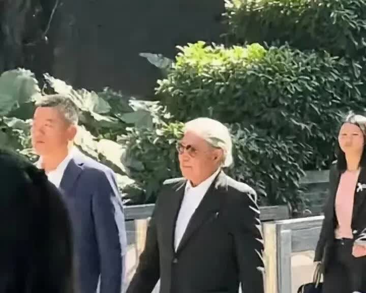 63岁朱玲玲被拍到在尖沙咀吃着热腾腾的糖水，满脸享受。

司机先把一份热腾腾