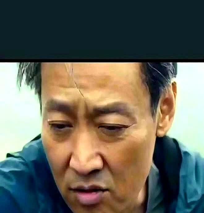 五月底的娱乐圈传来一声惊雷——实力派演员辛柏青突然消失在公众视野，知情人曝出他痛