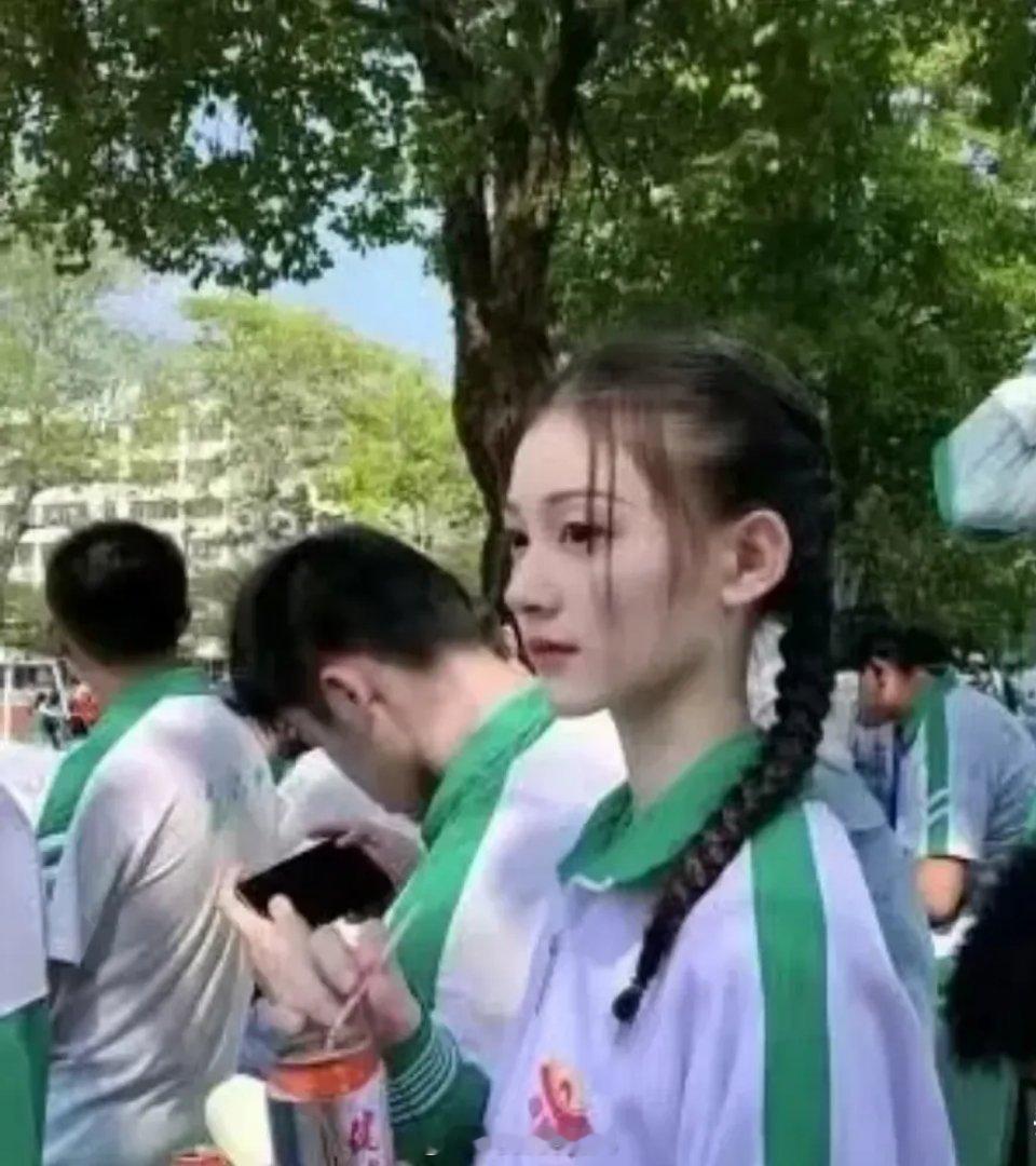 新疆的迪丽热巴真是太多了，差个人捧一下就能出道了。