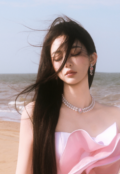 跨年零点这幕绝了！靳梦佳递麦动作利落，笑容从容显专业，两人同框养眼，仪式感瞬间拉