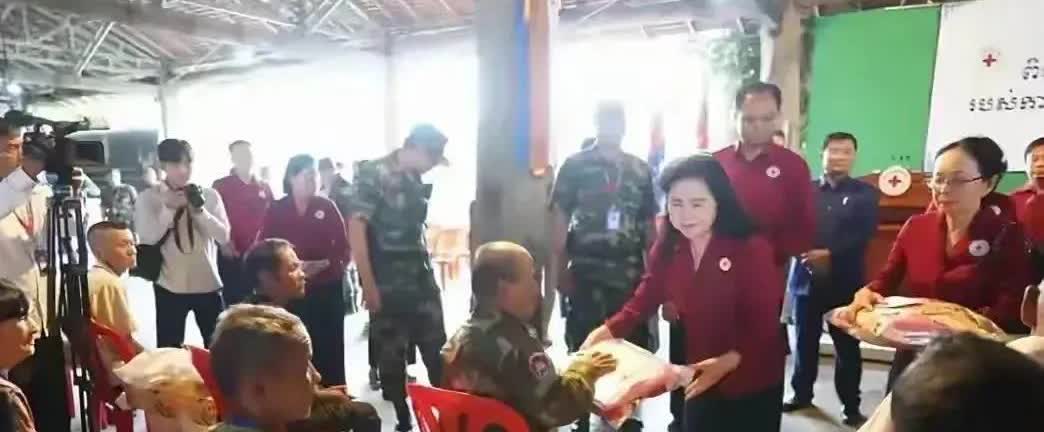 洪森家的女人出动了。
男人们忙着研究战事，女人们奔走在大后方。
文拉妮看望了