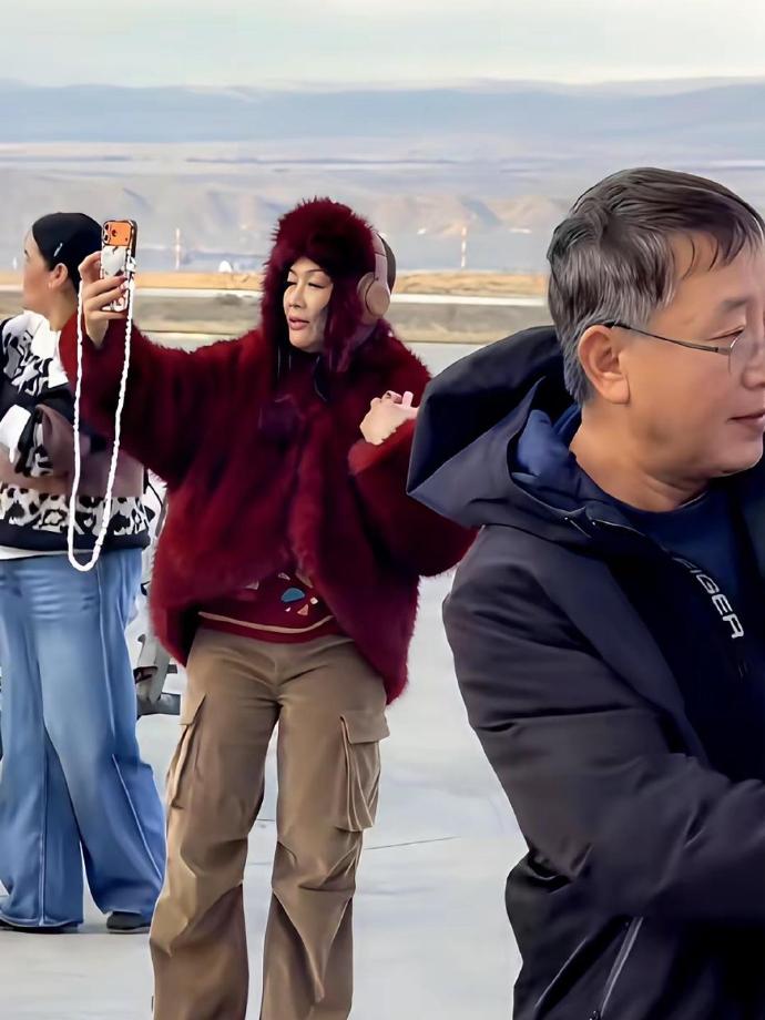 55岁的钟丽缇，牵着43岁的张伦硕，飞到土耳其坐热气球。枣红皮草一裹，照样撒娇、