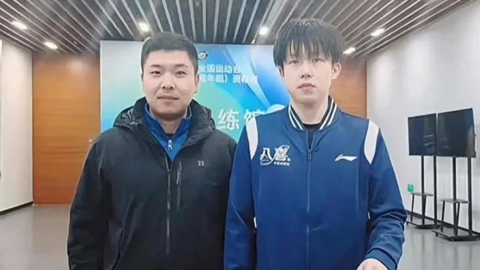 国乒新动态：王楚钦孙颖莎邻桌训练，黄友政陈垣宇回母校参加活动