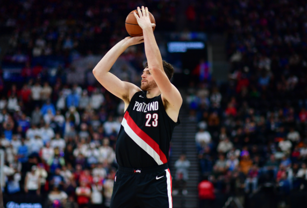 NBA常规赛，开拓者以131-136不敌热火。
此役，开拓者三位中锋轮换，其中克