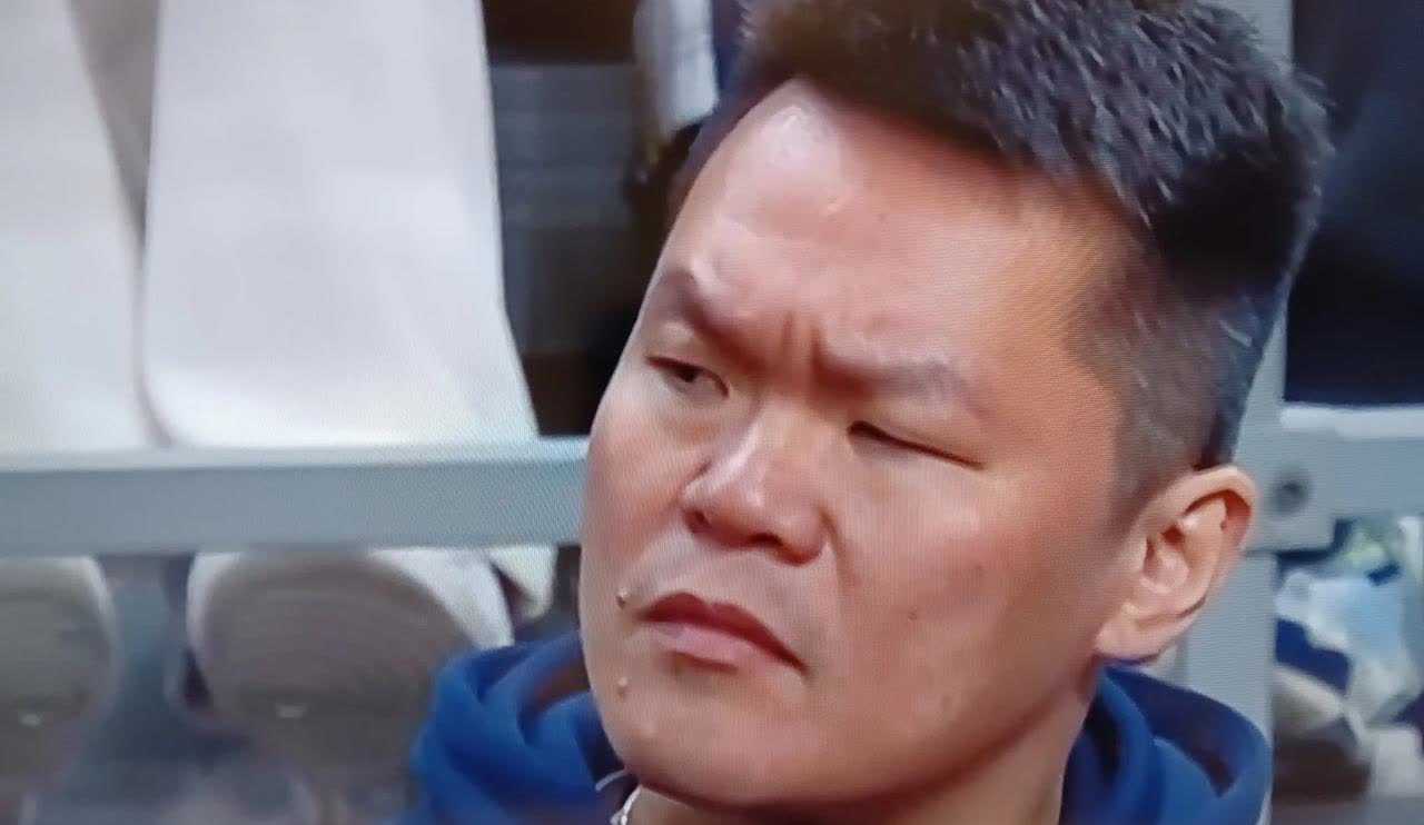 广东男篮目前这种状况和杜峰处境，如果宏远老板聪明，就让朱芳雨总经理，主教练先一肩