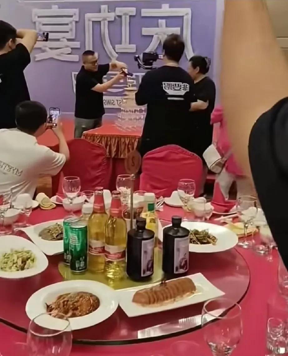 岳云鹏演唱会的庆功会，香槟都开了，黑粉气的跳脚，他怎么就办成了呢，还真有买票去看