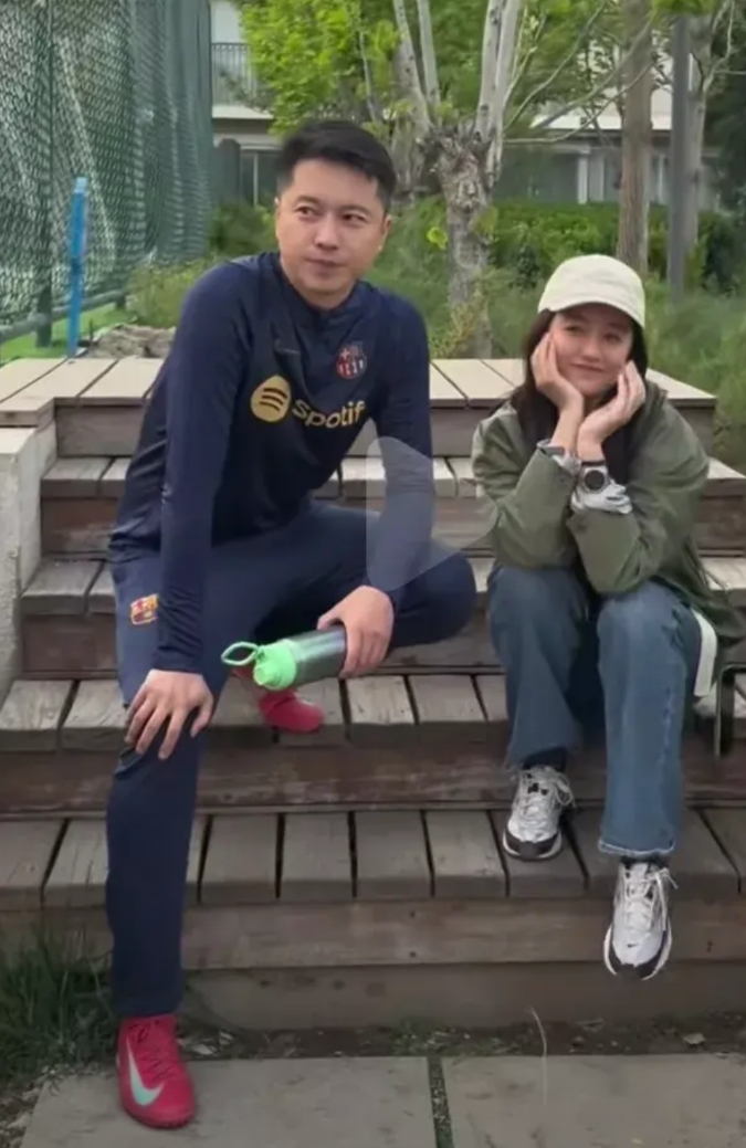 近日，吕一在北京某公园遛弯时，遇到了正在踢足球的王雷！

她在球场围网外看了好一