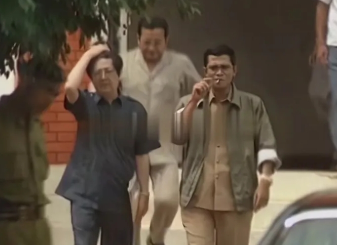 洪森年轻时真的是霸气威武，走路姿势虎虎生威，外国记者弯弯鞠躬和他握手，那时候的他