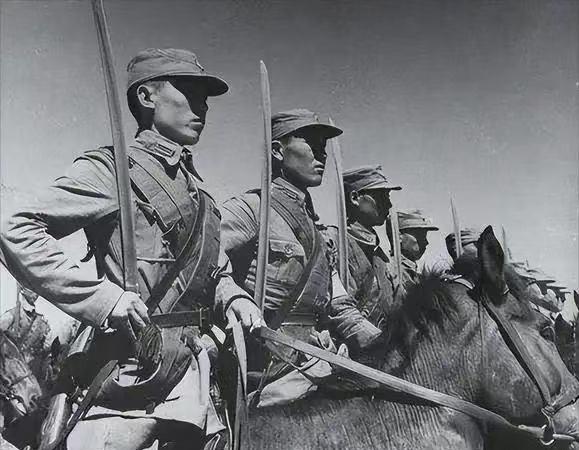 1936年，马家军要枪毙一个12岁的小红军。谁料，小红军说：“你们用大刀砍死我吧