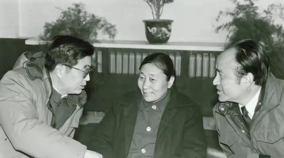 上世纪九十年代初，西藏任职的他与友人的合影！
年轻有为、意气风发、成稳干练、温润